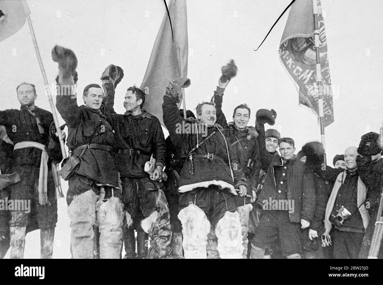 Zunächst ein exklusives Bild von der Rettung der Nordpolexpedition aus ihrer Eisscholle. Diese Bilder, die gerade in London angekommen waren, die ersten (und exklusiven) Bilder von der Rettung der vier russischen Wissenschaftler und ihres Hundes Jolly aus der kleinen Eisscholle, nachdem sie neun Monate vom Nordpol in Richtung Grönland getrieben waren. Die Wissenschaftler Ivan Papanin (Leiter), Ernest Krenkel (Funker), Pyotr Shirshov (Meeresbiologe), Eugene Federov (Astronom) wurden von den sowjetischen Eisbrechern "Taimir" und "Mürman" aus dem Eislager geholt, da das Eis zerbröckelt Stockfoto