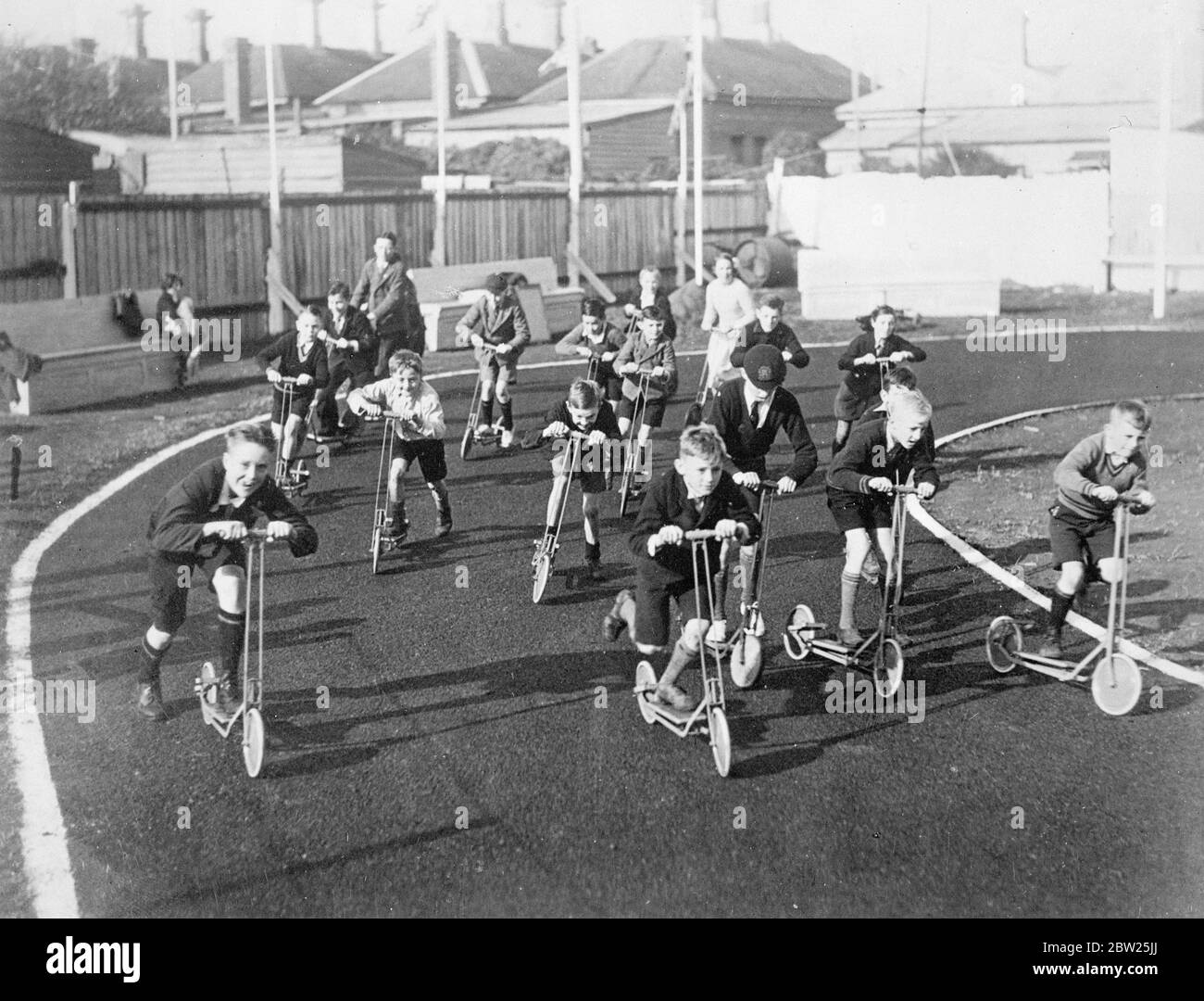 Roller Rennbahn kommt mit großen Revival. So schnell und vollständig ist die Rückkehr zur Popularität des Scooters in Melbourne, Australien, dass eine spezielle Scooter-Rennstrecke gebaut wurde. Für Kinder im Alter von 4 bis 40 Jahren finden regelmäßig Rennen statt. Foto zeigt, ein Rennen in Gang auf der Scooter-Strecke in Melbourne. 29. Januar 1938 Stockfoto
