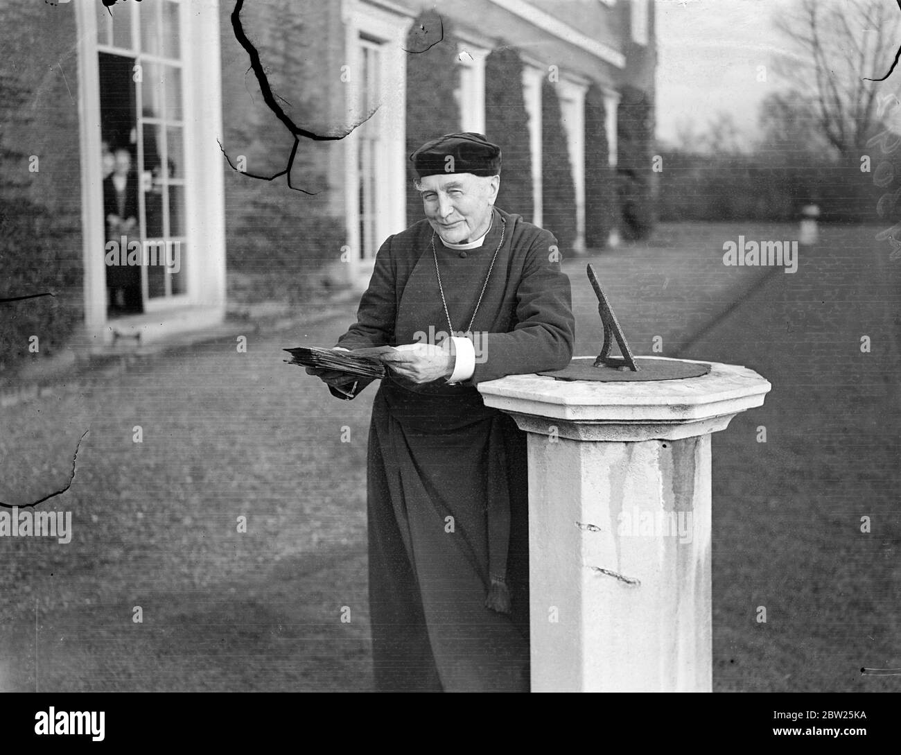 Bischof von London feiert 80. Geburtstag. Der Bischof von London, Dr. Arthur Foley Winnington Ingram, der seinen 80. Geburtstag feiert, verbrachte einen geschäftigen Morgen im Fulham Palace, um Glückwünsche zu lesen. Foto zeigt, der Bischof von London, liest Telegramme von Glückwünschen zu seinem Geburtstag im Garten von Fulham, Palace. 26. Januar 1938 Stockfoto