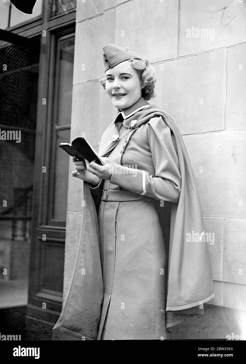 'miss Oxford Street' gewählt, weltweit erster Einkaufsführer. Miss Patricia wurde auf dem Dachgarten von Selfridge's zur 'miss Oxford Street' gewählt. Es wird ihre Pflicht sein, zu patrouillieren, Oxford Street in einer ordentlichen Uniform zum Zweck der Beantwortung von Fragen zum Einkaufen und geben so viel Hilfe und Beratung für die Shopping-Öffentlichkeit wie möglich.. Oxford Street ist die erste Durchgangsstraße der Welt, die den Service für ihre Kunden, viele Händler Kern in der Idee zu betreiben. August 1938 Stockfoto