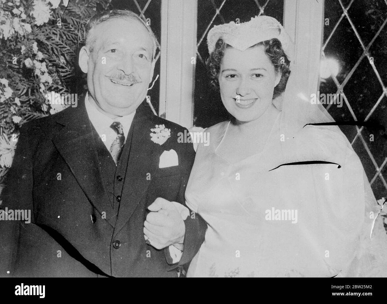 Gypsy Smith, 78 Jahre alte britische Romanische Evangelistin, war mit Miss Mary Alice Shaw verheiratet, 26 Jahre alte Musikerin und Theologiestudentin, im Haus der Mutter der Braut in Hollywood, Kalifornien. Die Zeremonie wurde von Gypsy Smiths 50-jähriger Sohn, dem Rev Albany Rodney Smith, durchgeführt, dessen Tochter Miss Betty Smith an der Braut teilnahm. Der Bräutigam, geboren in einem Zigeunerlager und mit der Verkündigung, dass er mehr Menschen als jeder andere Minister der Welt gepredigt hatte, traf seine Braut, als sie 12 Jahre alt war in England, wo sie Musik und Evangelisation studierte. Foto zeigt, Zigeuner Smith und seine Braut A Stockfoto