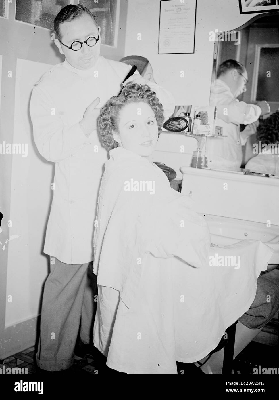 Usherette von 17 wählte Finchleys Schönheitskönigin. Nachdem sie sich für einen Schönheitswettbewerb eingeschrieben hatte, ohne es ihrem Vater zu sagen, wurde Miss Joan Edwards von Hendon, eine 17 Jahre alte Kinomusherette, zur Beauty Queen of Finchley gewählt. Foto zeigt, dass Miss Joan Edwards ihre Haare in Vorbereitung auf ihre Krönung heute (Samstag) betreut. 30 Juli 1938 Stockfoto