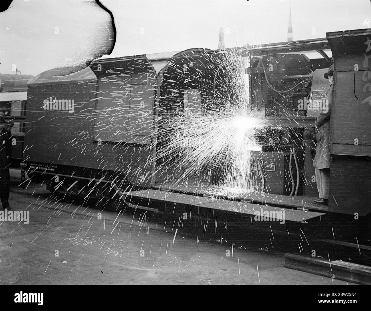 Mobile Welt im Auto wird Silikon London's Röhren, Taste-Steuerung. Im Zusammenhang mit den Bemühungen von London Transport, Londons Truppen zum Schweigen zu bringen, haben die Ingenieure des Boards einen neuen Typ von Schienenschweißwagen und Schleifwagen entwickelt. Gesteuert durch Drucktaster kann die komplette Anlage automatisch in drei Minuten die schwerste Schiene Welt. Foto zeigt, Veredelung der Schweißnaht mit einer elektrischen Fräsmaschine, im Rüstungswegendepot in Fulham 3. Februar 1938 Stockfoto