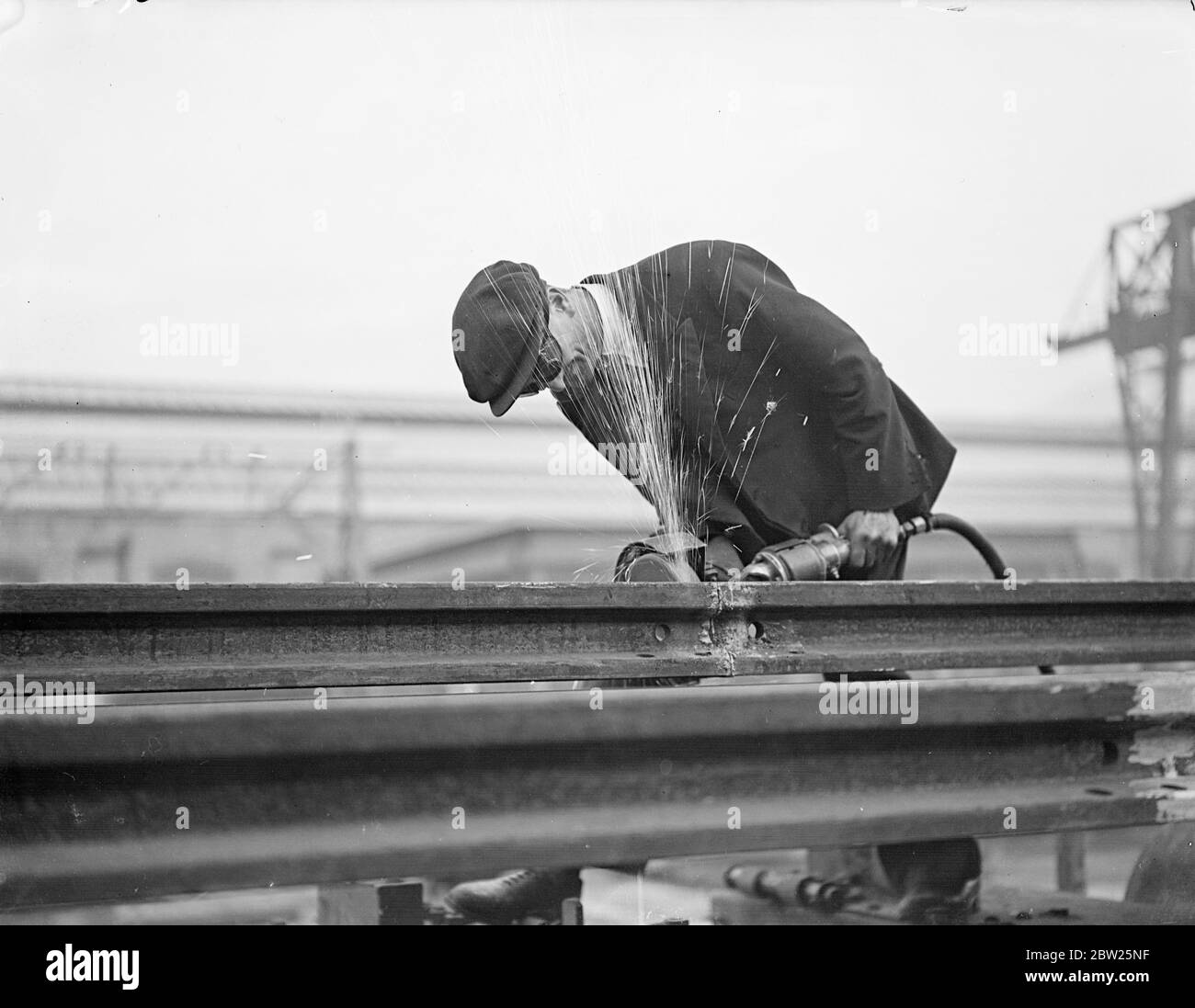 Mobile Welt im Auto wird Silikon London's Röhren, Taste-Steuerung. Im Zusammenhang mit den Bemühungen von London Transport, Londons Truppen zum Schweigen zu bringen, haben die Ingenieure des Boards einen neuen Typ von Schienenschweißwagen und Schleifwagen entwickelt. Gesteuert durch Drucktaster kann die komplette Anlage automatisch in drei Minuten die schwerste Schiene Welt. Februar 1938 Stockfoto