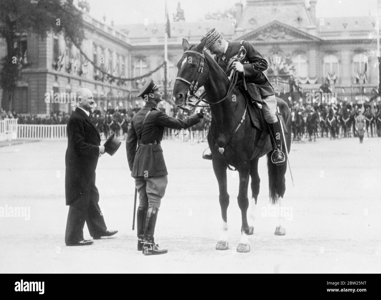 König sieht die Macht der französischen Armee bei der Parade in Versailles. Herzlichen Glückwunsch zum Befehlshaber. Der König, begleitet von Präsident Lebrun, begutachtete über 50,000 Männer der französischen Armee, einschließlich Kavallerie, mechanisierte und koloniale Abteilungen, bei einer Parade zu seinen Ehren in Versailles, Paris. Während einer Überprüfung flogen 600 Flugzeuge über die Decke. Foto zeigt, der König, die Hände schüttelnd mit General Billotte, der für die Überprüfung in Versailles verantwortlich war. Links ist Präsident Lebrun. 21 Juli 1938 Stockfoto