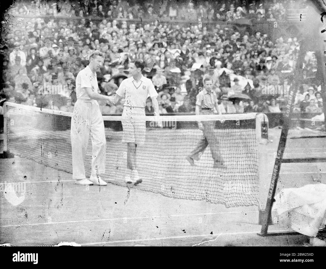 Budge schlägt Austin Wimbledon Titel zu behalten. Donald Budge, der Amerikaner schlug H W (Bunny) Austin in drei Sätzen 6-1, 6-0, 6-3 um den Titel der Herren-Singles in Wimbledon, London zu behalten. Foto zeigt, Donald Budge wurde von H W (Bunny) Austin gratuliert. Juli 1938 Stockfoto