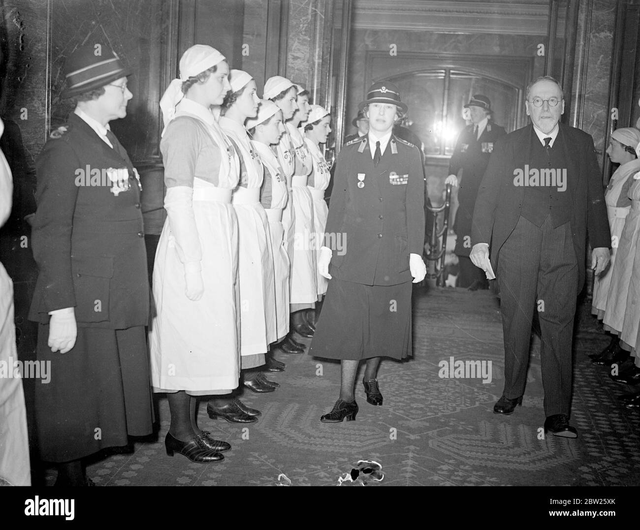 Princess Royal überreicht erste-Hilfe-Preise in London. The Princess Royal überreichte Auszeichnungen im Finale der Stanley Shield-Wettbewerbe der British Red Cross Society in den Wharncliffe Rooms, Great Central Hotel, Marylebone Road, London. Aber die Shows, die Prinzessin Royal, inspiziert die Ehrenwache erste Hilfe Krankenschwestern, als sie in Wharncliffe Rooms angekommen. Mai 1938 Stockfoto