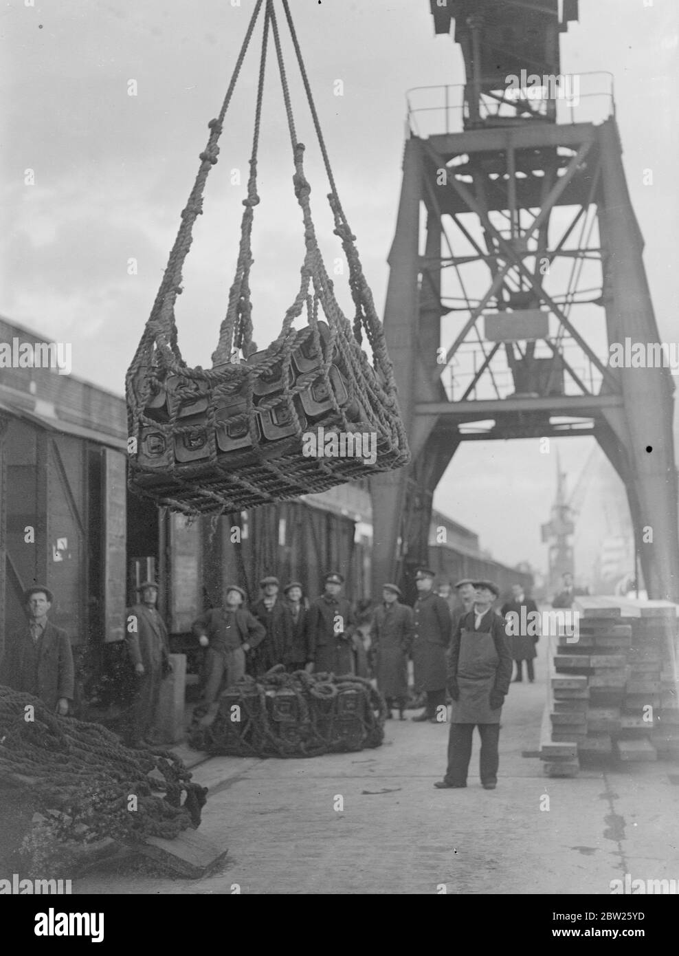 Armee Lastwagen und Munition nach Ägypten verschifft. Tausend Tonnen Munition, etwa 10 Luftwaffenabwehrwaffen und eine Reihe von Militärlastwagen, weniger Southampton am Tag 'Itinda' für Ägypten. Foto zeigt, Munition wird auf die 'Izinda' geladen 3. Februar 1938 Stockfoto