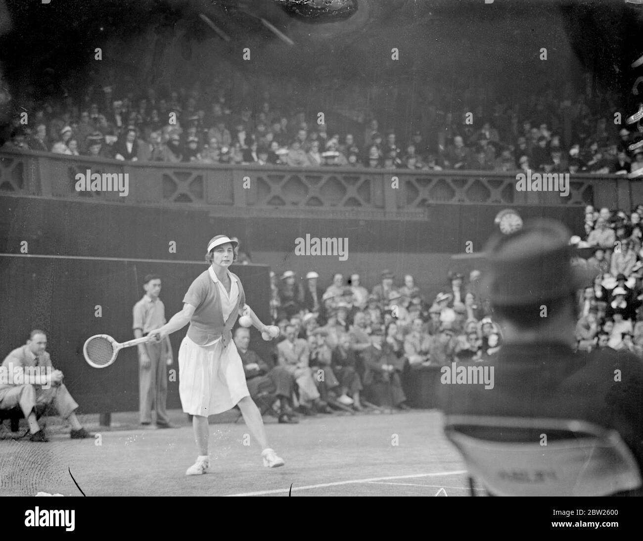 Helen will schlägt FRU Sperling im Wimbledon-Halbfinale. Frau Helen Wills Moody (Amerikanerin) besiegte FRU S Sperling (Dänemark) nach einem harten Spiel von 12:10:6-4 im Halbfinale der Frauen-Singles in Wimbledon, London. Im Finale trifft sie ihre Landsfrau, Miss Helen Jacobs. Foto zeigt Helen Wills im Spiel. 30 Juni 1938 Stockfoto