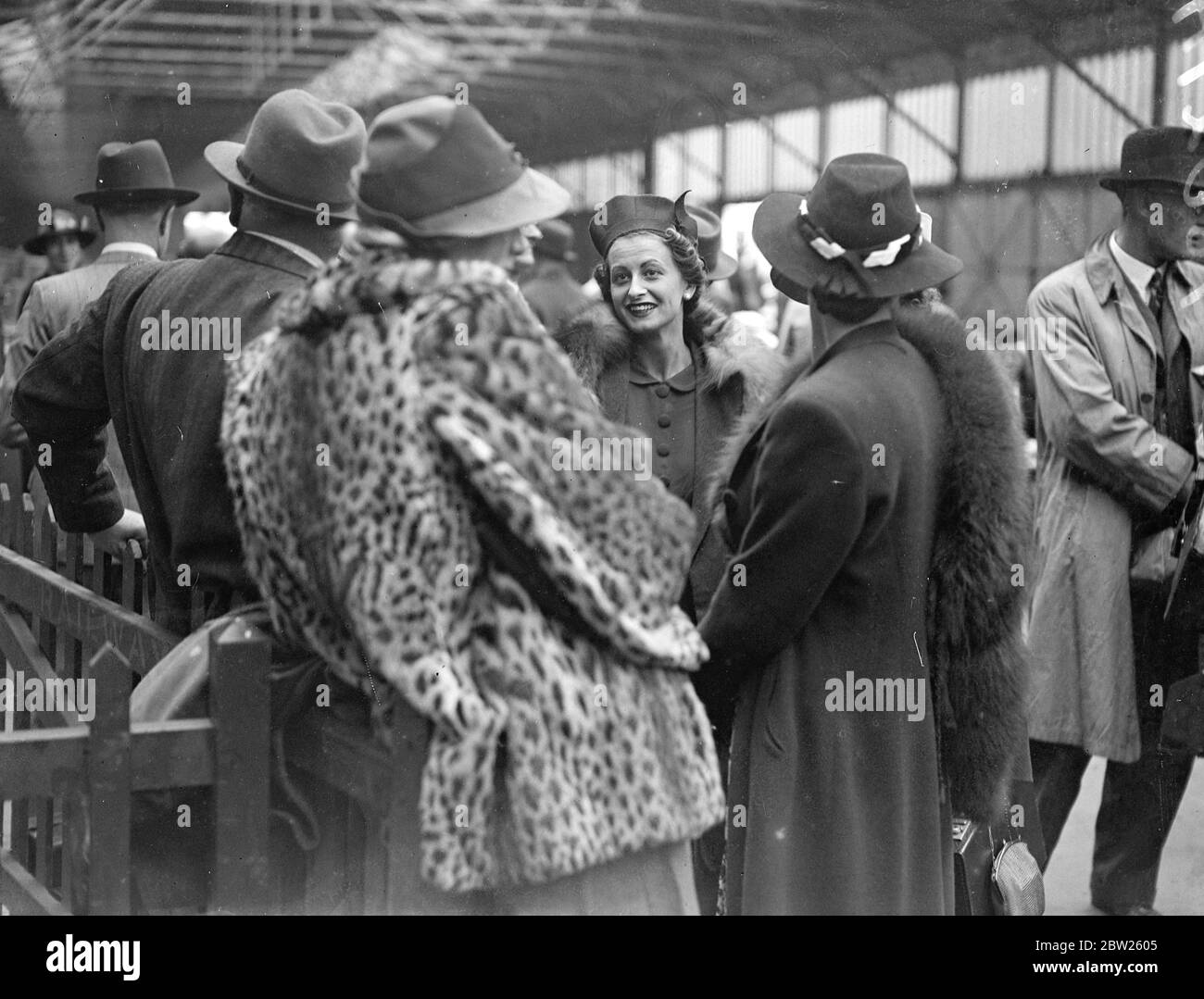 Miss Lydia Cecilia Hill, die Londoner Schauspielerin, die angeblich die zukünftige Braut des Sultans von Johere ist, kam nach einigen Wochen mit ihrer Mutter als Gast des Sultans nach Hause in Southampton auf dem Liner "Indrapoera". Während der Heimreise erklärte Miss Hill, dass sie den Sultan nicht heiraten würde. Der Sultan von Joere, malaysischer Potentat, ist 64 Jahre alt und hat vor kurzem in Konflikt mit den britischen Behörden über Miss Hill, die 24 Jahre alt ist. Foto zeigt, Miss Lydia Cecilia Hill (Mitte) bei ihrer Ankunft in Southampton. 26 Juli 1938 Stockfoto