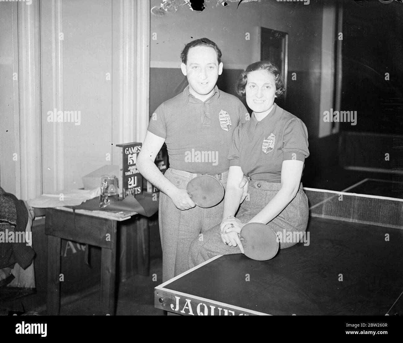 Auf Molkerei und Konkurrenten Tischtennis-Weltmeisterschaften verraten ihre geheime Hochzeit. Eine Überraschung für Tischtennisspieler aus 16 Nationen, die an den Weltmeisterschaften in der Royal Albert Hall in London teilnehmen, ist die Enthüllung, dass Frau Magda Gal aus Ungarn die Frau von L Hazi ist, einem Mitglied der ungarischen Männermannschaft. Sie wurden heimlich verheiratet, kurz bevor sie nach England gingen. Programme, die bereits gedruckt wurden, müssen alarmiert werden, da Miss Magda Gal in mehreren Veranstaltungen unter ihrem eigenen Namen eingetragen wurde. Foto zeigt, L Hazi und seine Frau, Magda Gal, in der Royal Albert Hall, wo die Stockfoto