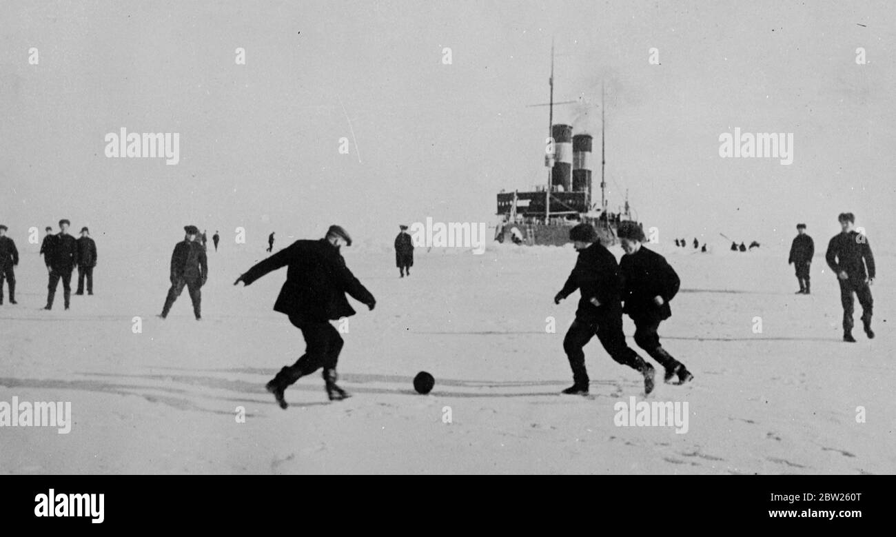 Ihr Fußballplatz ist ein Eisfeld! Wenn sowjetische Schiffe im arktischen Eis schnell gehalten werden, vergehen die Schiffe die Zeit, indem sie Fußball und andere Spiele auf den umliegenden Eisfeldern spielen. Februar 1938 Stockfoto