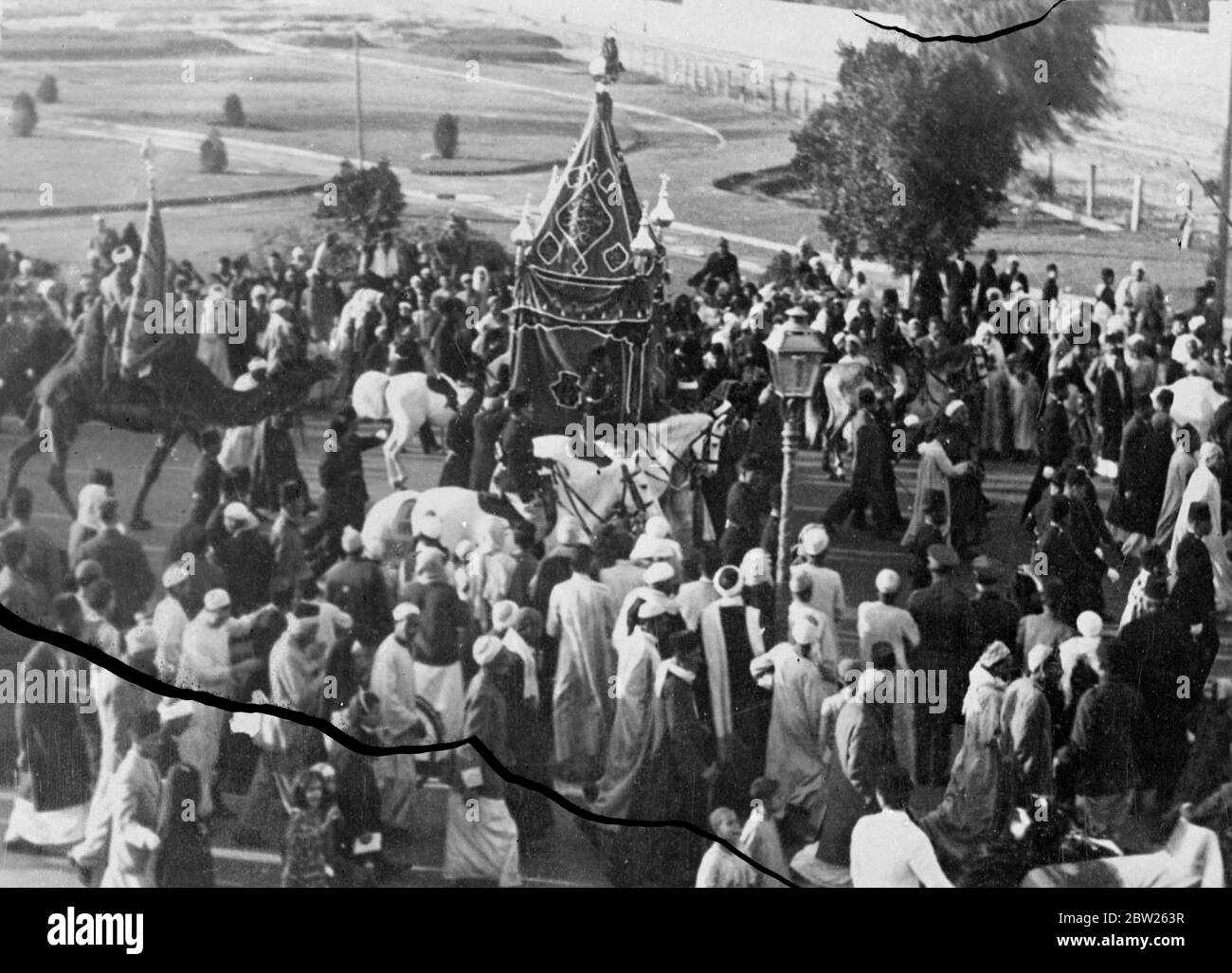Der Heilige Teppich beginnt mit der Pilgerfahrt von Kairo nach Mekka. Mit einer traditionellen Zeremonie verließen die geschmückte Howdah, die das ägyptische Königshaus symbolisiert, und der Heilige Teppich Kairo auf der jährlichen Pilgerreise nach Mekka. Der Teppich wird für das folgende Jahr zur Abdeckung der Kaaba in Mekka verwendet. Foto zeigt, die Szene am Beginn der Pilgerfahrt. Stockfoto