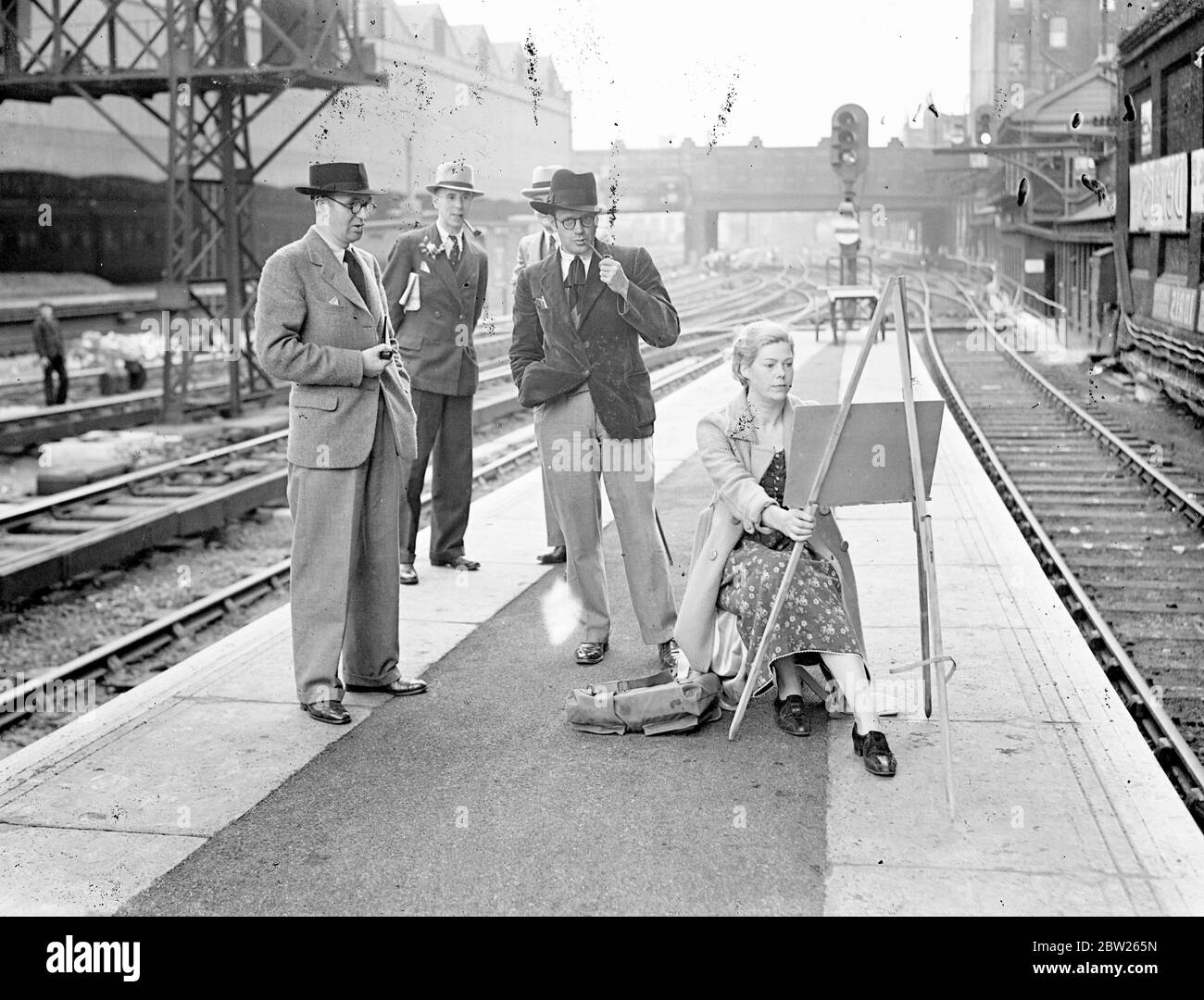 Das erste 'Artists Special' verlässt Victoria für Kent Beauty Spot. Der erste "Sketch-Ausflug" ein spezieller Zug für Künstler, Amateur oder Profi, verließ Victoria Station, London, nach Hollingbourne, im Herzen der schönsten Landschaft in Kent. Die 'Sketchreise'' wurde speziell arrangiert, um Künstlern die Möglichkeit zu geben, auf Papier oder Leinwand etwas von der Schönheit der Landschaft von Kent zu machen. Fotoausstellungen, Künstler, die Miss N Reney beim Skizzieren der Szene vor der Abfahrt am heutigen Morgen (Sonntag) beobachten. Juli 1938 Stockfoto