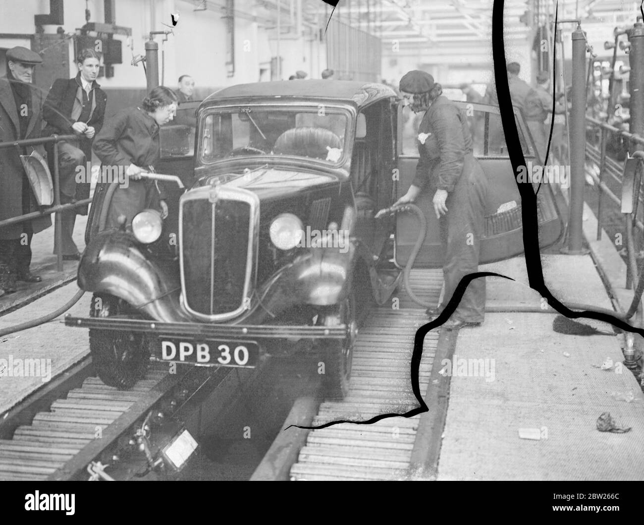 Schmutzige Autos werden in acht Minuten durch 'Massenproduktion' sauber gemacht! Eine neue Idee in London. Eine bemerkenswerte neue Auto Valeting Station, die das Prinzip der Massenproduktion auf die Aufgabe, Autos sprechen und Spanne wendet, wird offiziell von Kapitän George Eyston, der Inhaber der Welt-Land Geschwindigkeitsrekord, in Edgware Road, London, nächste Woche eröffnet werden. Das Auto fährt automatisch über eine Reihe von Drehrollen und wird wiederum gewaschen, getrocknet, gefettet, gereinigt und von verschiedenen Gruppen von Arbeitern entlang der Linie poliert. Einige der leichteren Operationen werden von Mädchen durchgeführt. Ein Auto kann gewaschen werden, Fett Stockfoto