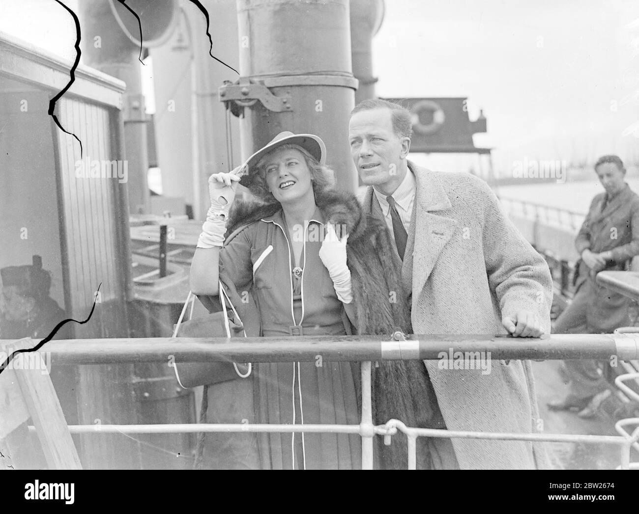 Schauspielerin traf sich von Schauspieler Ehemann bei der Ankunft in England. Miss Madge Elliot, die Schauspielerin, wurde von ihrem Schauspielerehemann, Mr. Cyril Ritchard, der in 'Nine Sharp' auftritt, begrüßt, als sie auf der 'Normandie' aus Amerika in Southampton ankam. Foto zeigt Miss Madge Elliot mit ihrem Mann, Cyril Ritchard, in Southampton. Juli 1938 Stockfoto