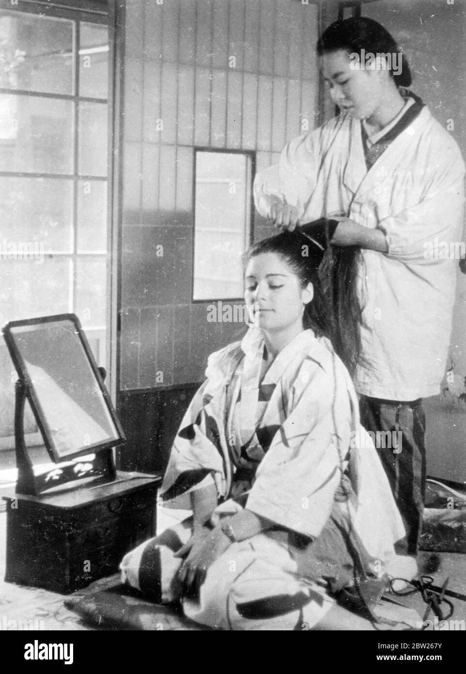 Japanische Mädchen einreichen, um 2 Stunden Agonie für verführerische coiffure. Nur wenige Menschen, die die schönen Frisuren japanischer Mädchen bewundern, erkennen die qualvolle körperliche Bestrafung, die sie durchmachen, um sie zu erhalten. Diese Bilder zeigen die komplizierten Prozesse, die nach zwei Stunden Arbeit auf Seiten des Kamiyuisan (Friseur) die endgültige Wirkung erzielen. Das Motiv für die Bilder, Adrienne Moore, und als die Frisur fertig war, sagte sie, dass sie sich beim Liegen in einem Stuhl fühlte, als ob Haskell erzählt würde und fand, dass es fast unmöglich sei, sich hinzulegen. Eine andere Tatsache, die sie entdeckte, war, dass J Stockfoto