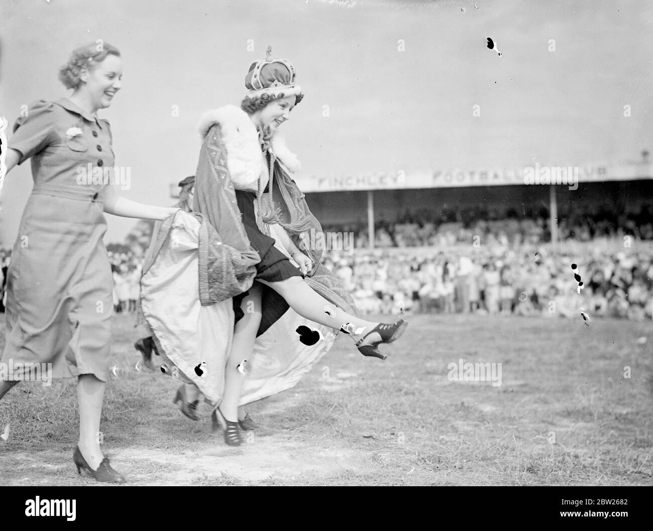 Beauty Queen startet beim Fußballspiel. Miss Joan Edwards, die 17-jährige Beauty Queen, startete beim Comic-Fußballspiel im Grand Bank Holiday Fete in Finchley, North London. Foto zeigt Joan Edwards, die Schönheit Königin, den Auftakt zum Fußballspiel. August 1938 Stockfoto