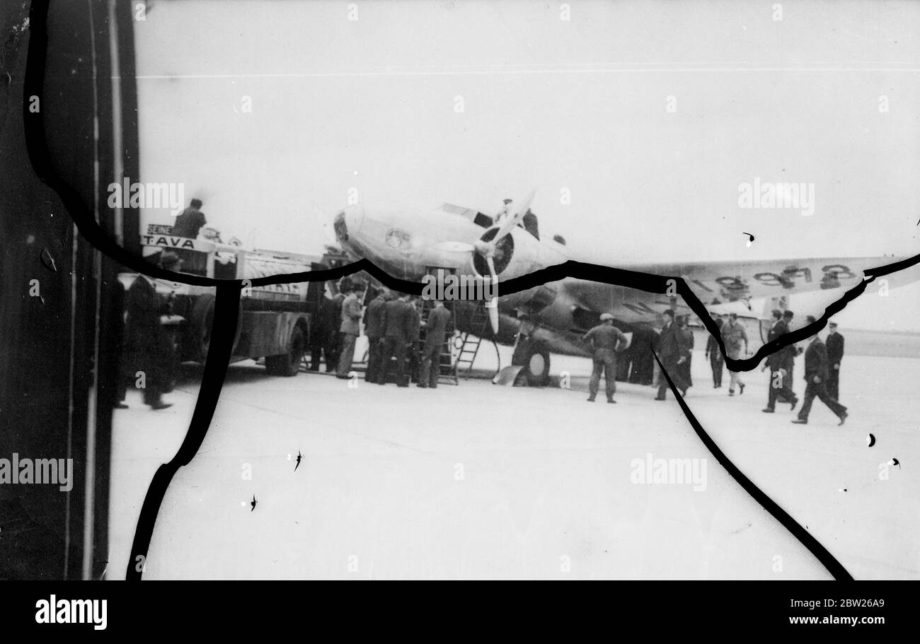 Howard Hughes erreicht Paris trotz Benzinmangel. Trotz der Befürchtungen, dass sein Benzin verschenken würde, bevor er an Land kam, gelang es howard Hughes, dem Millionär und Filmproduzent, nach einem aufregenden Atlantikflug sein Lockheed 14-Flugzeug, die 'World's Fair', nach La Bourget Paris zu piloten. Er fliegt mit seinen vier Gefährten fast sofort auf die nächste Etappe seines Rundgangs um den Weltrekordflug nach Moskau. Foto zeigt, Howard Hughes Flugzeug 'World's Fair' in La Bourget, paris. 11 Juli 1938 Stockfoto