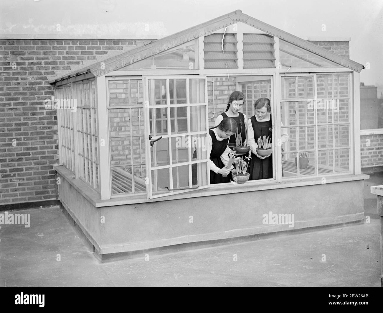 Neue Erweiterung der Mädchenschule abgeschlossen, LCC laden Middlesex ein. Bildung Vorsitzender, um es zu öffnen. Die neue dreigeschossige Erweiterung der Carlisle-Sekundarschule für Mädchen in der Hortensis Road soll morgen (Freitag) offiziell eröffnet werden. Der Anbau umfasst ein Gymnasium, Umkleideräume, einen Versammlungsraum, häusliche Wissenschaft, Kunst- und Musikräume und ein Gewächshaus, das auf dem Dach errichtet wurde. Um die glücklichen Beziehungen zwischen den beiden lokalen Bildungsbehörden zu markieren, lud der Londoner bezirksrat Alderman J C Fuller, JP , den Vorsitzenden des Middlesex Bildungsausschusses ein Stockfoto