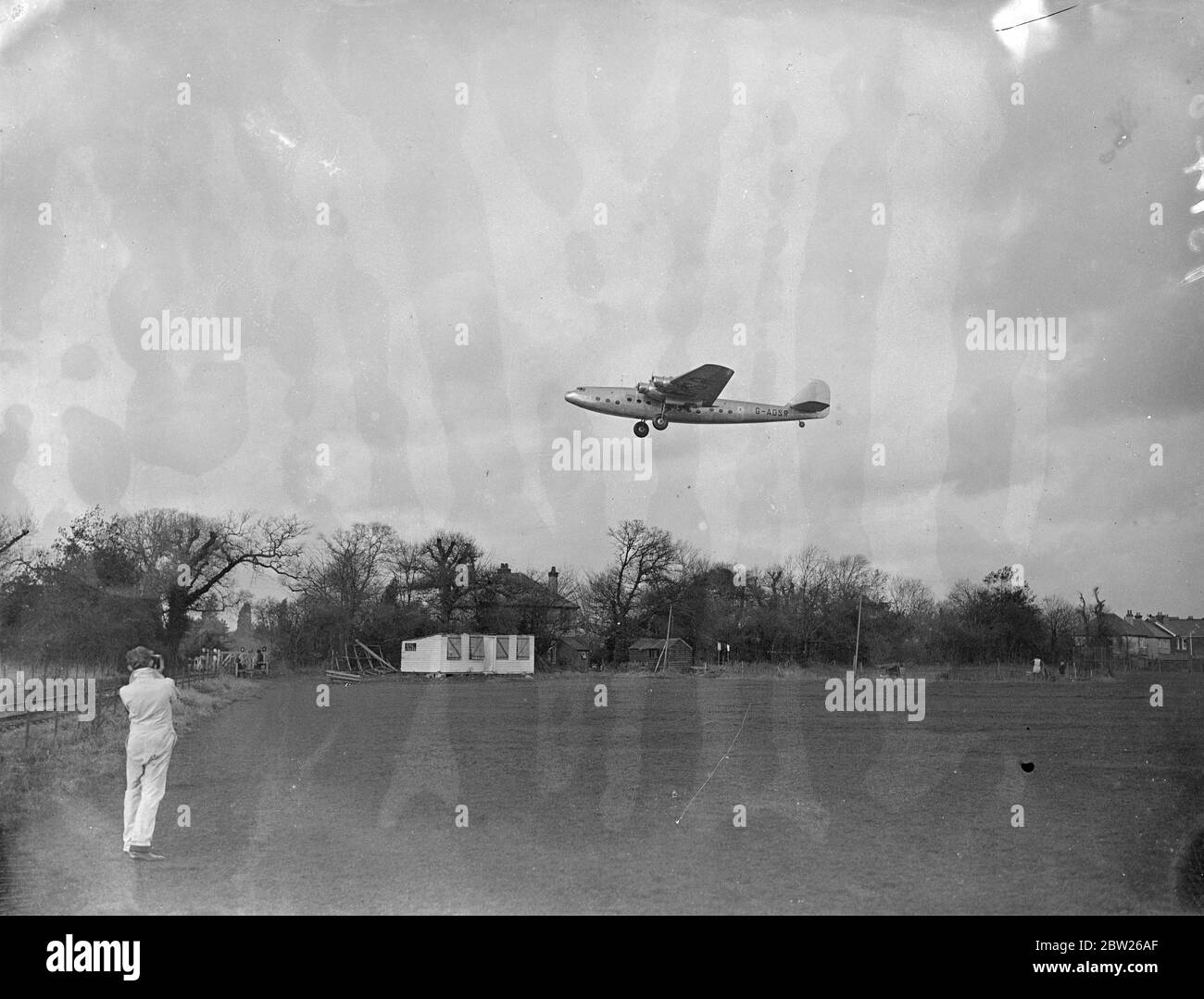 Großbritanniens größtes Passagierflugzeug, der Armstrong Whitworth Ensign (G-ADSR), fliegt zu Testfahrten nach Coventry. Großbritanniens größtes Passagierflugzeug, das 42-Sitzer, 200 Meilen pro Stunde "Ensign", flog von Hamble, Hampshire, nach Coventry für Volllasttests, bevor es von Imperial Airways in Dienst gestellt wurde.mit einem Gewicht von 20 Tonnen ist das Flugzeug das größte Landflugzeug der Welt. Sie ist die erste einer Flotte von 14. Foto zeigt, das große Flugzeug in-Flight, als sie Hamble verließ, Hants nach Coventry. 27. Januar 1938. Stockfoto