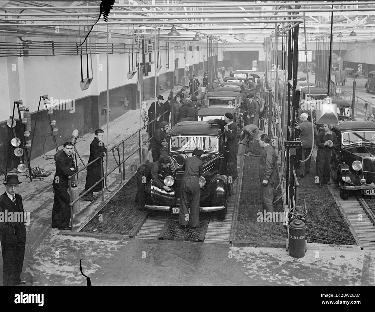 Schmutzige Autos werden in acht Minuten durch 'Massenproduktion' sauber gemacht! Eine neue Idee in London. Eine bemerkenswerte neue Auto Valeting Station, die das Prinzip der Massenproduktion auf die Aufgabe, Autos sprechen und Spanne wendet, wird offiziell von Kapitän George Eyston, der Inhaber der Welt-Land Geschwindigkeitsrekord, in Edgware Road, London, nächste Woche eröffnet werden. Das Auto fährt automatisch über eine Reihe von Drehrollen und wird wiederum gewaschen, getrocknet, gefettet, gereinigt und von verschiedenen Gruppen von Arbeitern entlang der Linie poliert. Einige der leichteren Operationen werden von Mädchen durchgeführt. Ein Auto kann gewaschen werden, Fett Stockfoto