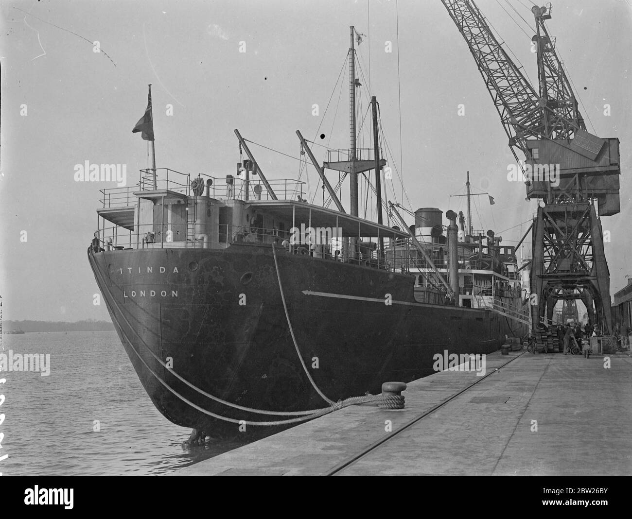 Armee Lastwagen und Munition nach Ägypten verschifft. Tausend Tonnen Munition, etwa 10 Luftwaffenabwehrwaffen und eine Reihe von Militärlastwagen, weniger Southampton am Tag 'Itinda' für Ägypten. Februar 1938 Stockfoto