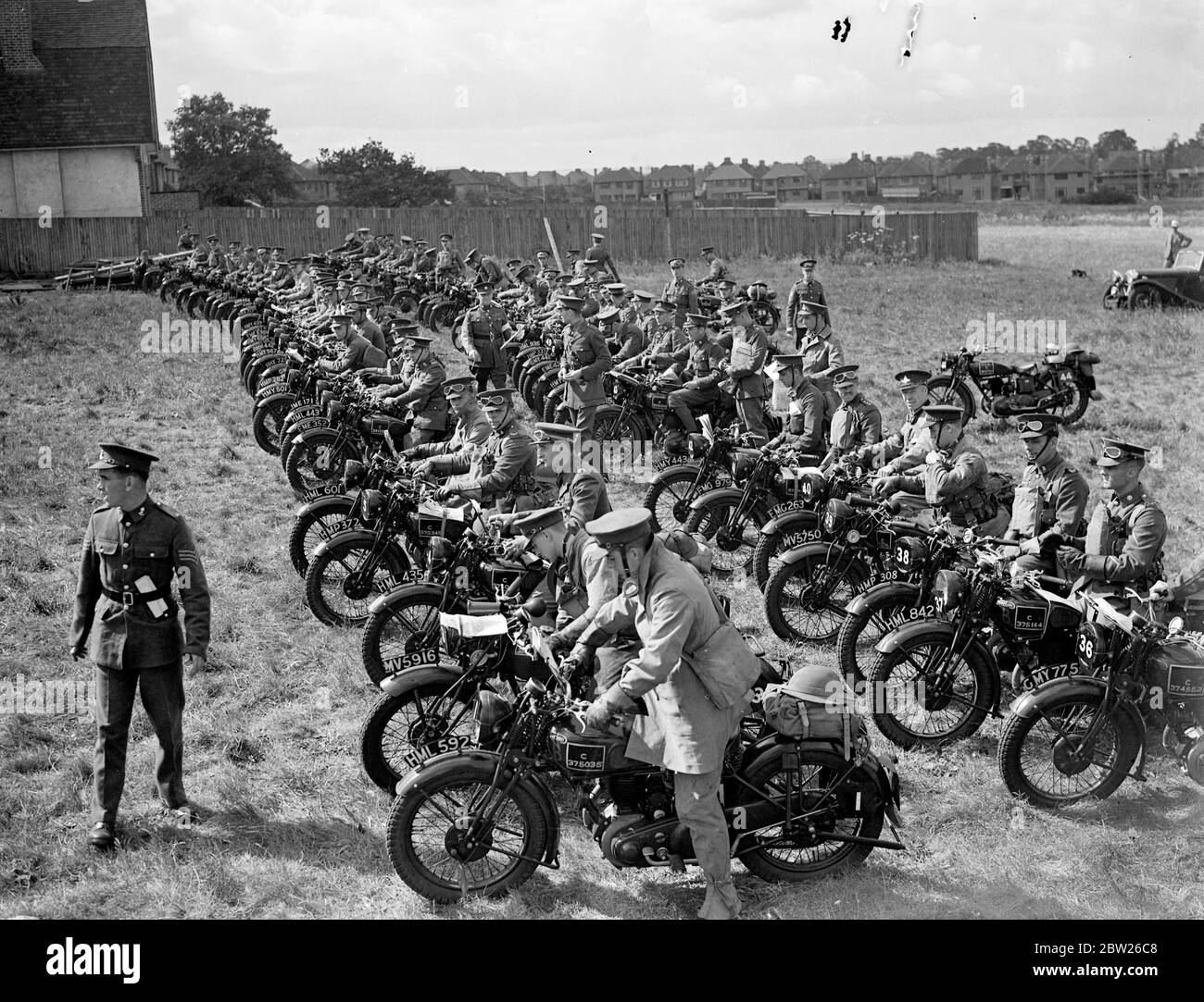 Erste Tests zur Zuverlässigkeit von Motorzyklen der Armee beginnen in Wimbledon. Die Motorradfahrer der Eastern Command nahmen an der ersten der kürzlich vom Kriegsbüro sanktionierten Zuverlässigkeitsterbnisse der Army Teil, die von Wimbledon Common, London, aus gestartet wurden und über einen 50 Meilen langen Kurs fortgesetzt wurden. Foto zeigt, eine allgemeine Ansicht der Konkurrenten für den Start aufgereiht.. 30 Juni 1938 Stockfoto