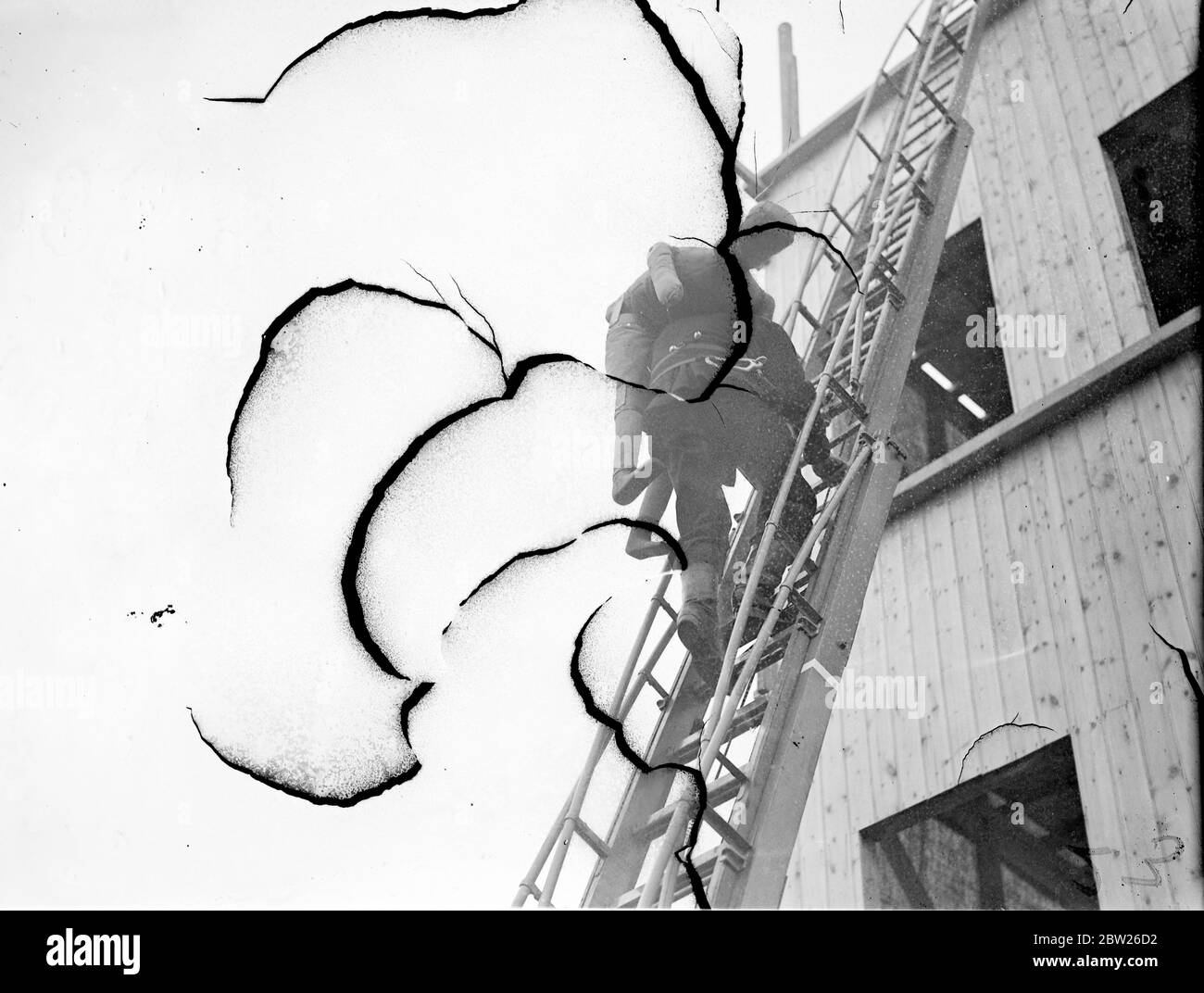 Rettungswettbewerb im Fire Brigades Turnier in Guilford. Die besten Feuerwehrleute des Landes Vertreter von 1,000 Brigaden nahmen an den Ntional Fire Brigades Association Wettbewerbe in Guilford, Surrey. Foto zeigt, Feuerwehrleute bei der Rettung in den Wettbewerben. Juli 1938 Stockfoto