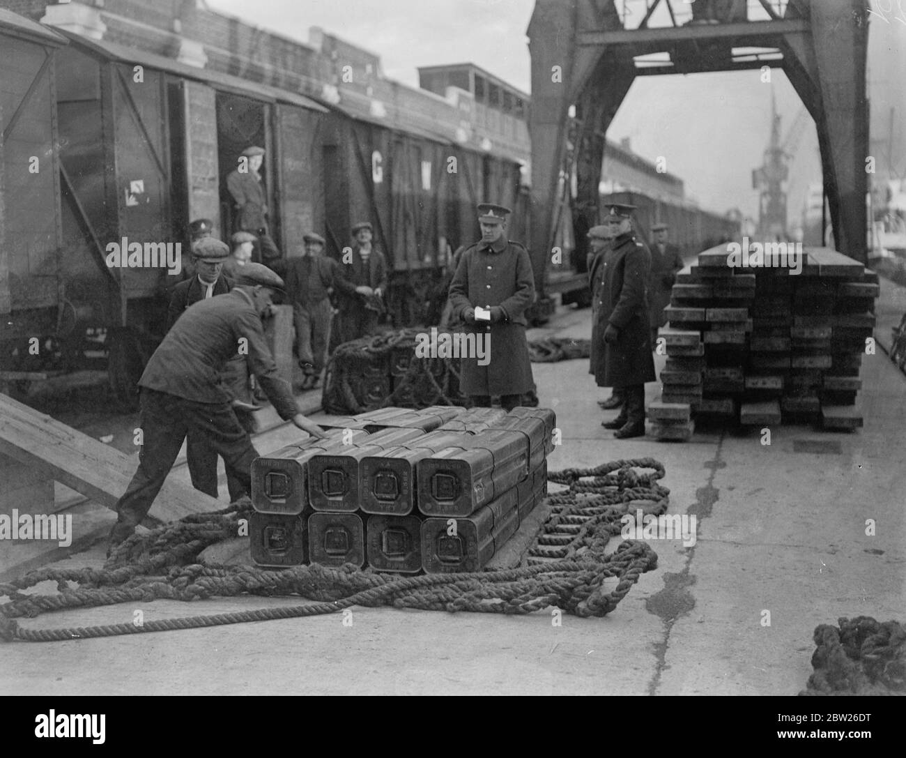 Armee Lastwagen und Munition nach Ägypten verschifft. Tausend Tonnen Munition, etwa 10 Luftwaffenabwehrwaffen und eine Reihe von Militärlastwagen, weniger Southampton am Tag 'Itinda' für Ägypten. Foto zeigt, Munition wird auf die 'Izinda' geladen 3. Februar 1938 Stockfoto
