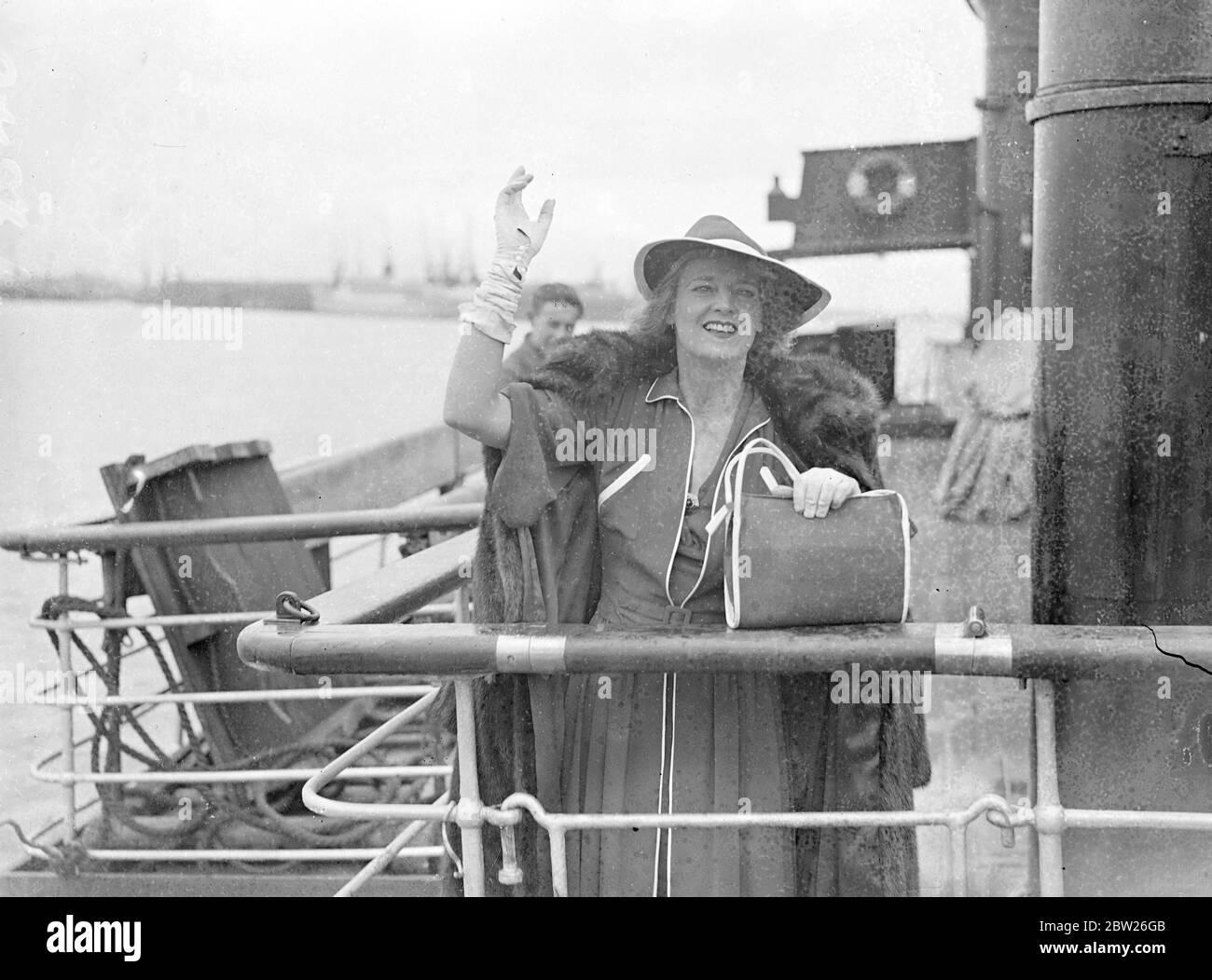 Schauspielerin traf sich von Schauspieler Ehemann bei der Ankunft in England. Miss Madge Elliot, die Schauspielerin, wurde von ihrem Schauspielerehemann, Mr. Cyril Ritchard, der in 'Nine Sharp' auftritt, begrüßt, als sie auf der 'Normandie' aus Amerika in Southampton ankam. Foto zeigt Miss Madge Elliot mit ihrem Mann, Cyril Ritchard, in Southampton. Juli 1938 Stockfoto