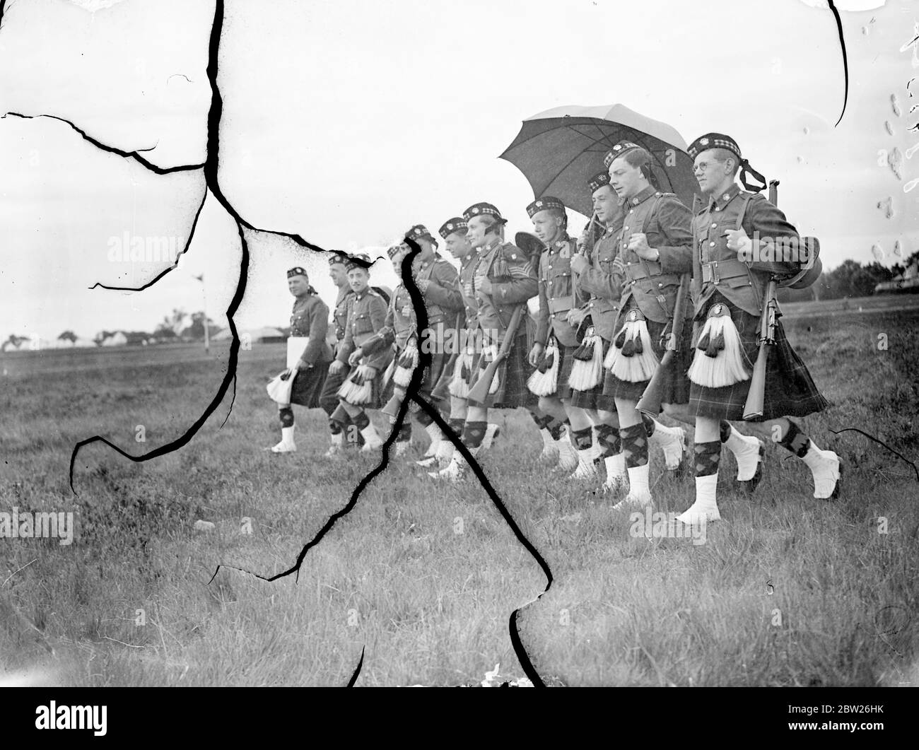 Kilted öffentlichen Schuljungen konkurrieren in Bisley. Jungen von den öffentlichen Schulen konkurrierten um den Ashburton Schild in Bisley, wo die Nationale Gewehrvereinigung Imperial Treffen im Gange ist. Foto zeigt, Kilted Jungen von George Heriot's School, Edinburgh, Ankunft auf der Century Range in Bisley. Juli 1938 Stockfoto