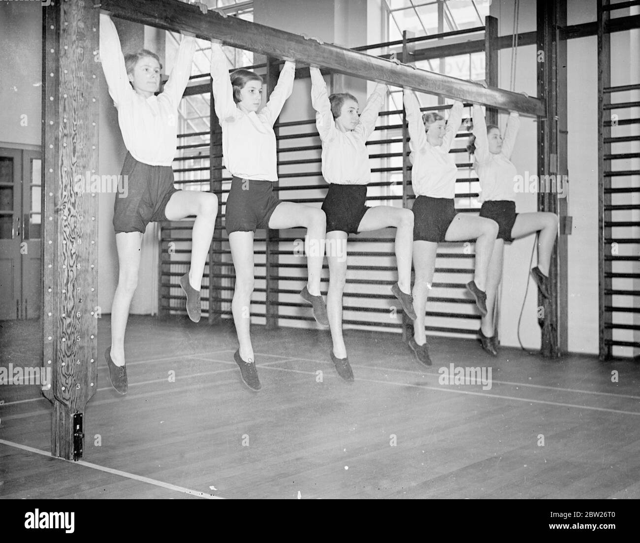 Neue Erweiterung der Mädchenschule abgeschlossen, LCC laden Middlesex ein. Bildung Vorsitzender, um es zu öffnen. Die neue dreigeschossige Erweiterung der Carlisle-Sekundarschule für Mädchen in der Hortensis Road soll morgen (Freitag) offiziell eröffnet werden. Der Anbau umfasst ein Gymnasium, Umkleideräume, einen Versammlungsraum, häusliche Wissenschaft, Kunst- und Musikräume und ein Gewächshaus, das auf dem Dach errichtet wurde. Um die glücklichen Beziehungen zwischen den beiden lokalen Bildungsbehörden zu markieren, lud der Londoner bezirksrat Alderman J C Fuller, JP , den Vorsitzenden des Middlesex Bildungsausschusses ein Stockfoto