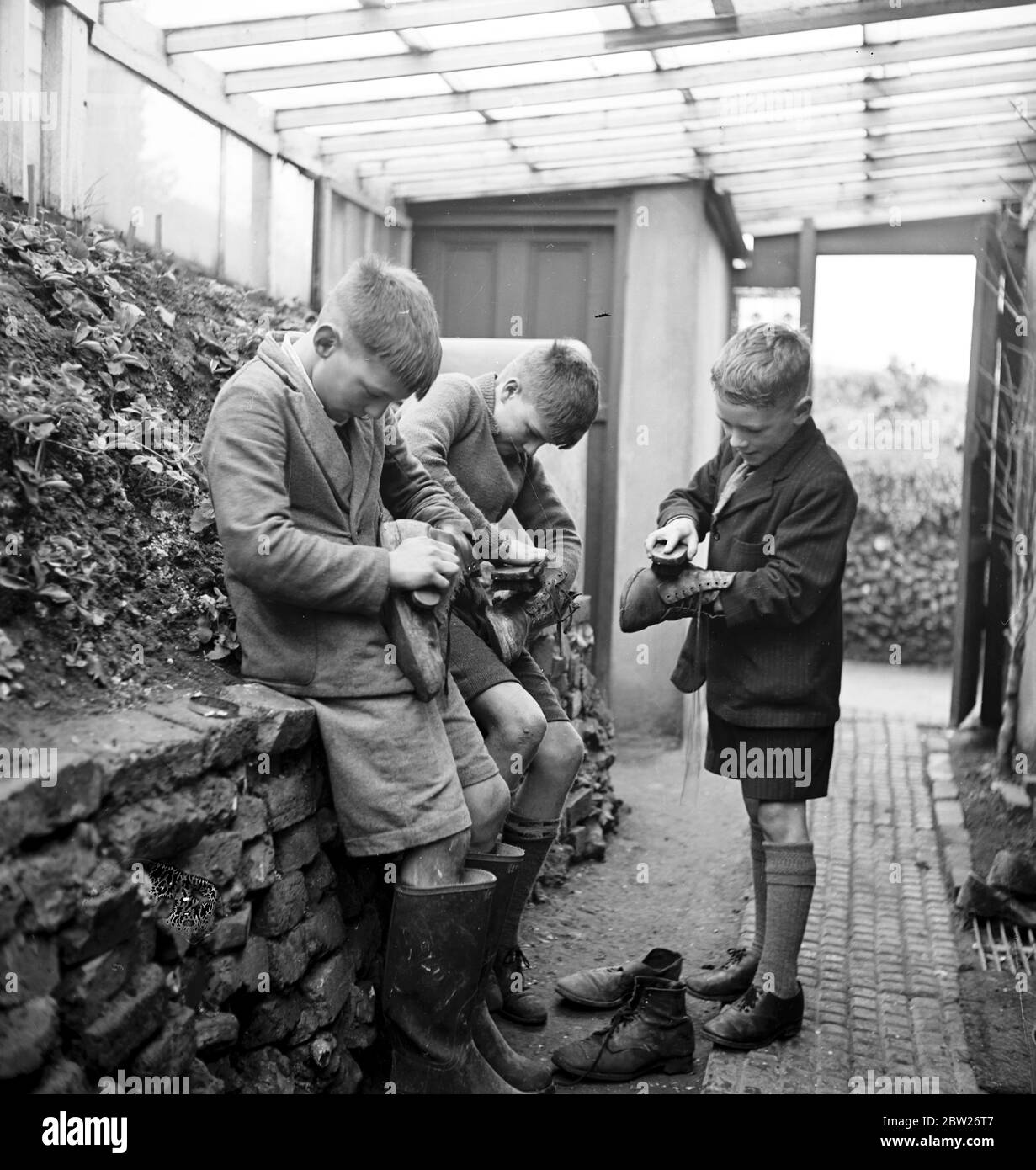 Cockney Kinder aus der Sydenham Road Gegend von Croydon wachsen in Bauern nach Evakuierung in die Woodingdean Gegend in der Nähe von Brighton. Stockfoto