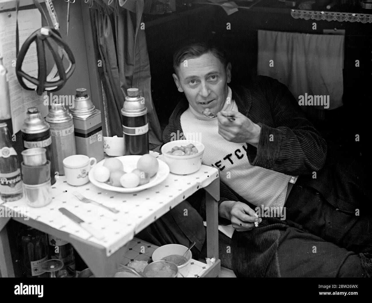 Frühstück im Bett bei einem 6-tägigen Radrennen. Das zweite sechs-Tage-Radrennen läuft im Empire Pool, Wembley, London, und ist wenige Minuten nach Mitternacht gestartet. Foto zeigt J Collard, Mechaniker des holländischen Teams, beim Frühstück im Bett. Mai 1938 Stockfoto