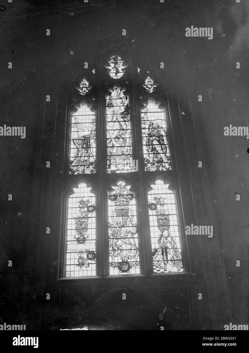 Joseph P. Kennedy, der amerikanische Botschafter, Enthüllt in der Kathedrale von Winchester ein Buntglasfenster, das der Kathedrale von den Amerikanern als Tribut an das Leben und den Charakter von König George V geschenkt wurde.eines der Lichter enthält eine Darstellung der knienden Figur des Königs, der die Roben des "Ordens von Der Strumpfhalter. Das Fenster ist das Werk von Hugh Easton. Foto zeigt, das Buntglasfenster nach der Enthüllung. 12 Juli 1938 Stockfoto