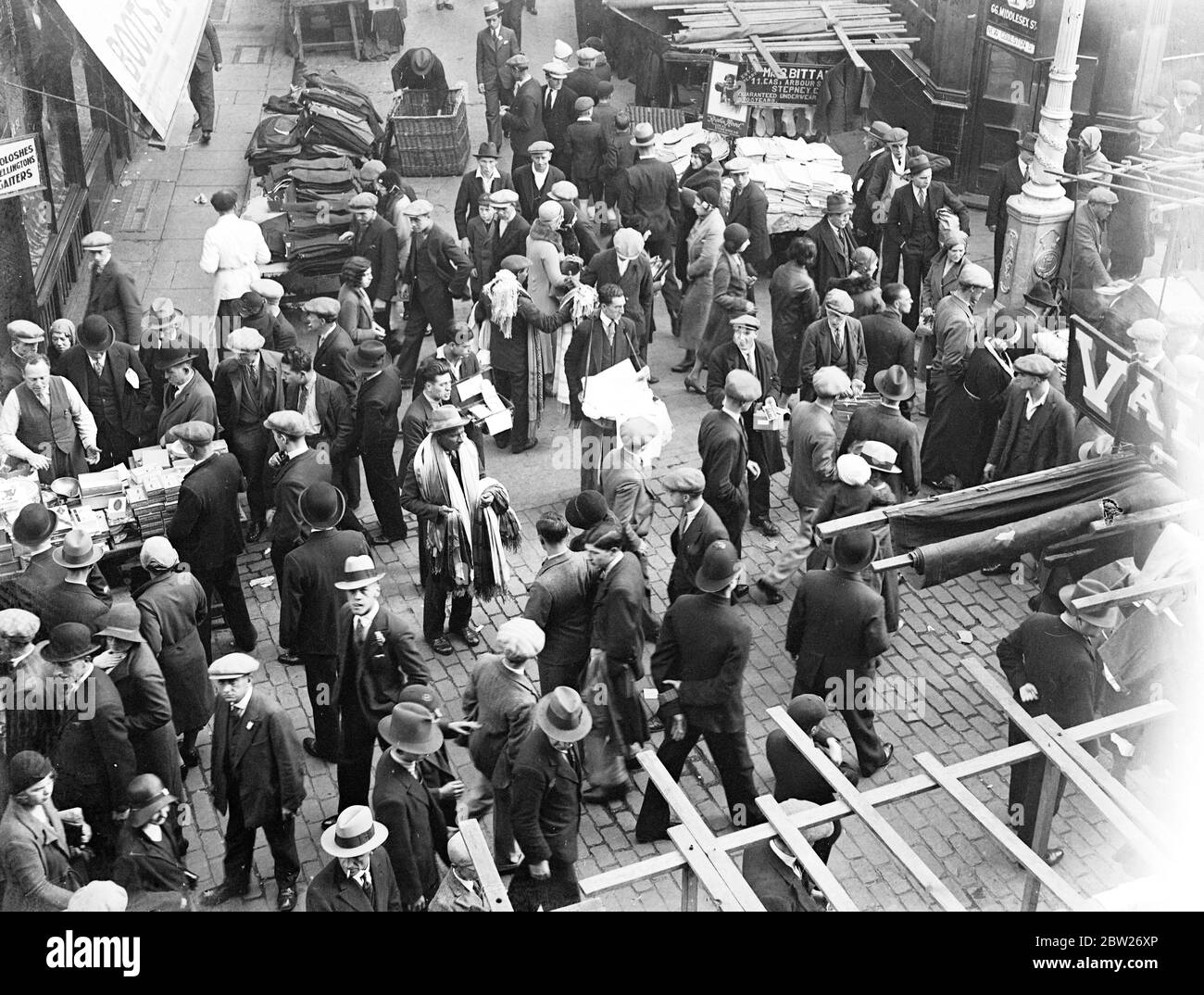 Petticoat Lane Market war voll mit Käufern und Händlern. 1933 Stockfoto
