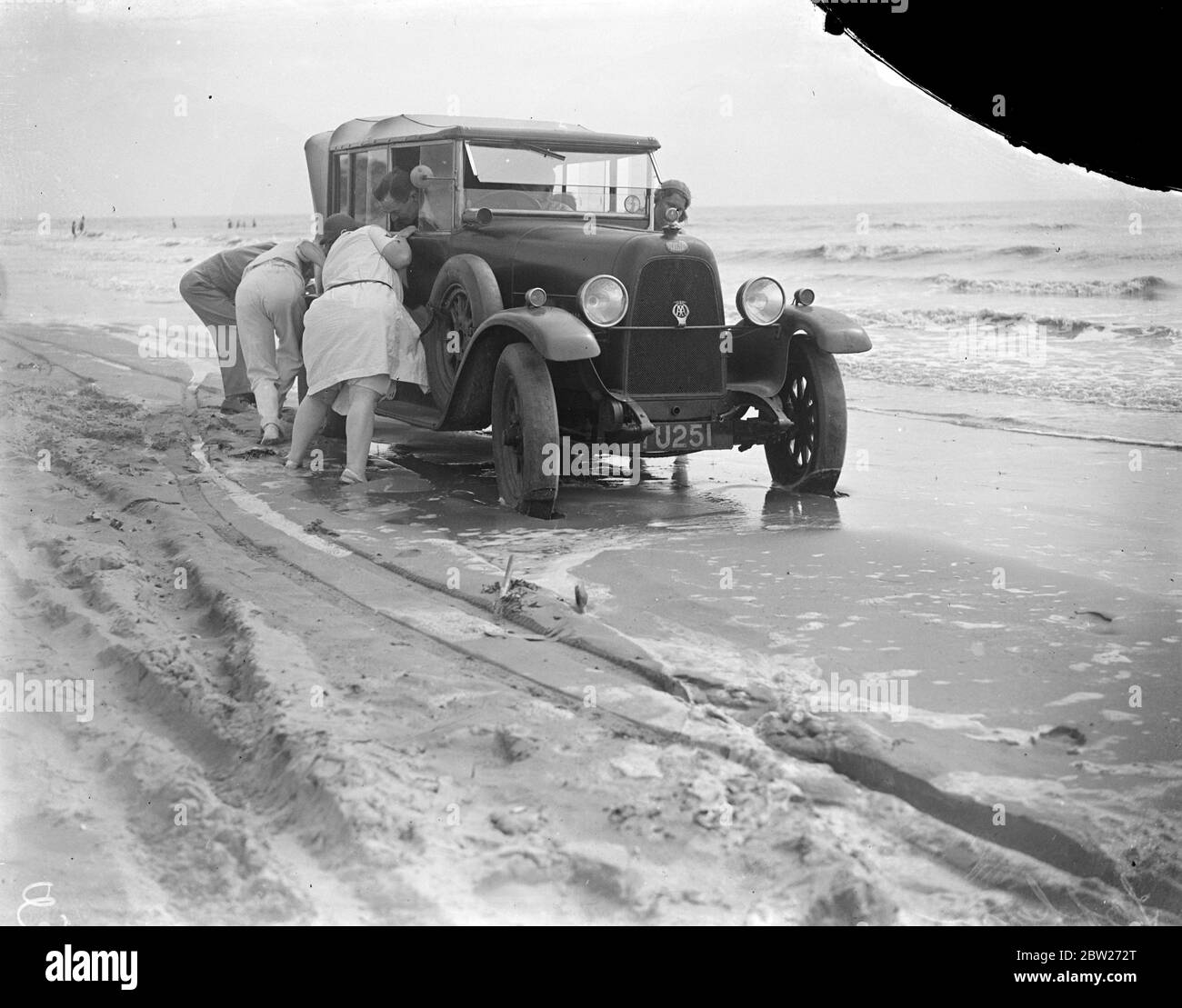 Auto blieb auf Camber Sands, Sussex stecken. 1933 Stockfoto