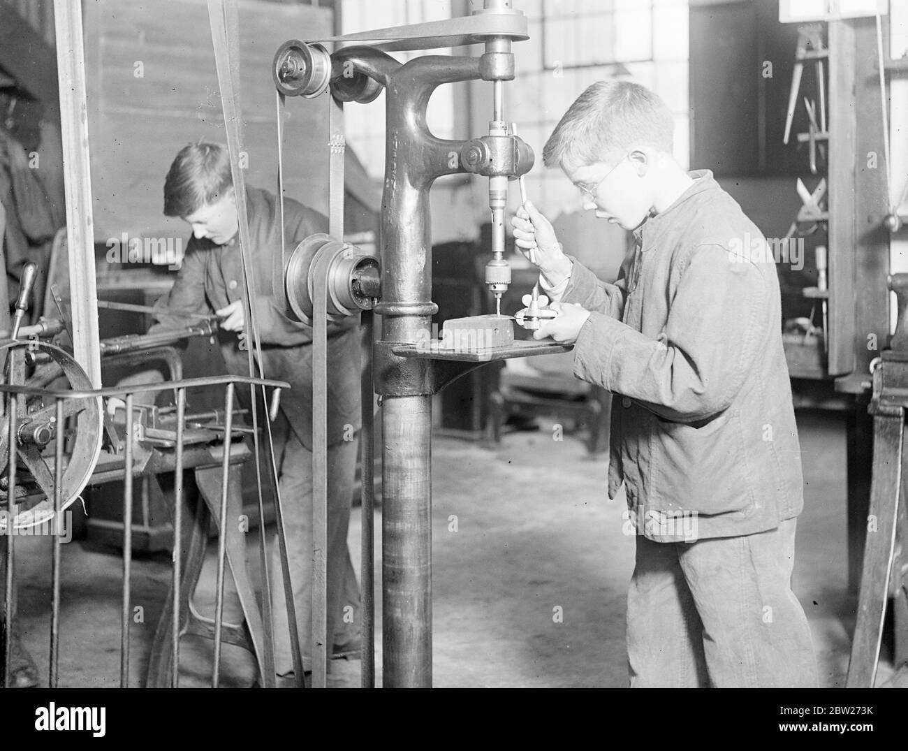 Monteure (M. P. Werkstatt) Kinder, die Maschinen in einer Werkstatt betreiben. 1930 Stockfoto
