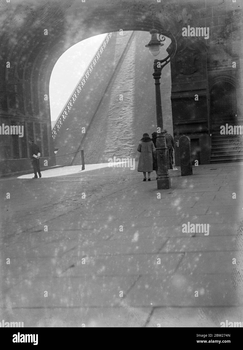 Turmbrücke heben, Lampenstegpfosten im Vordergrund, Sonnenblendung. 1933 Stockfoto
