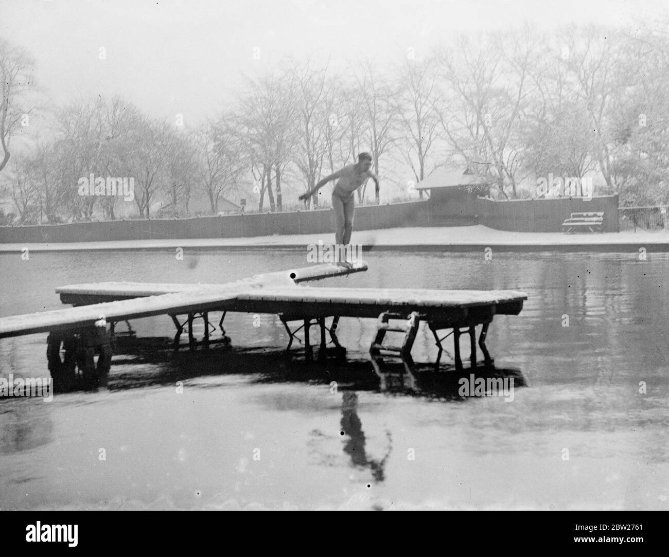 Baden im Schnee in den eisigen Gewässern. 1933 Stockfoto