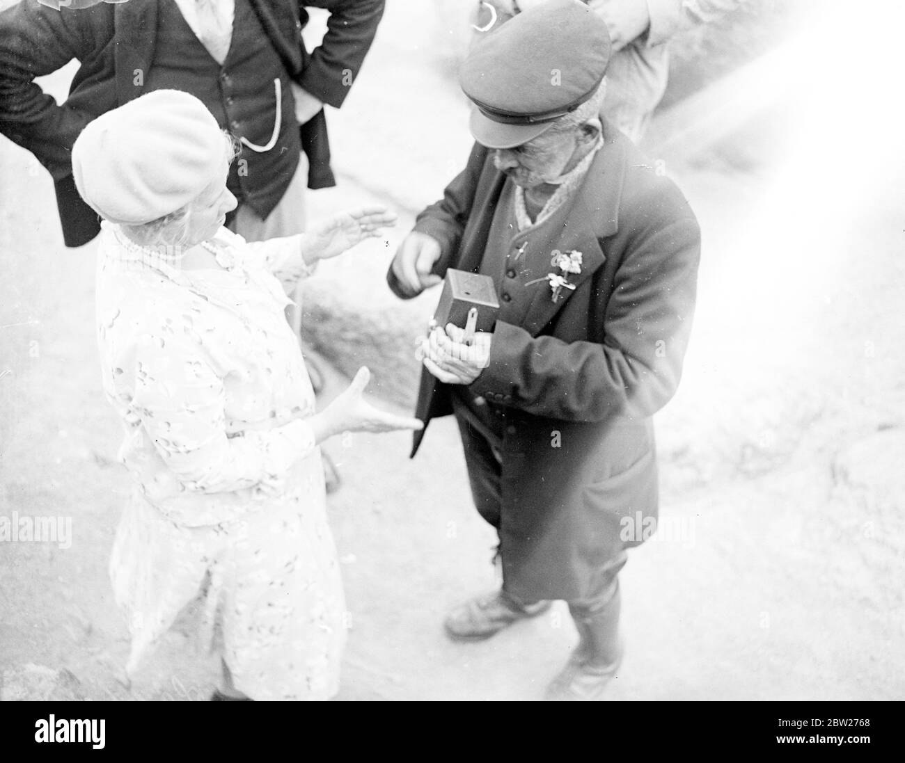 Touristen mit einem Führer am Land's End 1933 Stockfoto