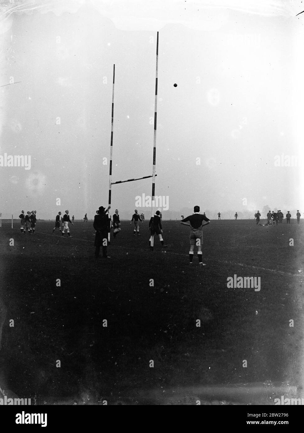 Rugby-Spiel läuft. Ein Rugby-Tor. 1933 Stockfoto