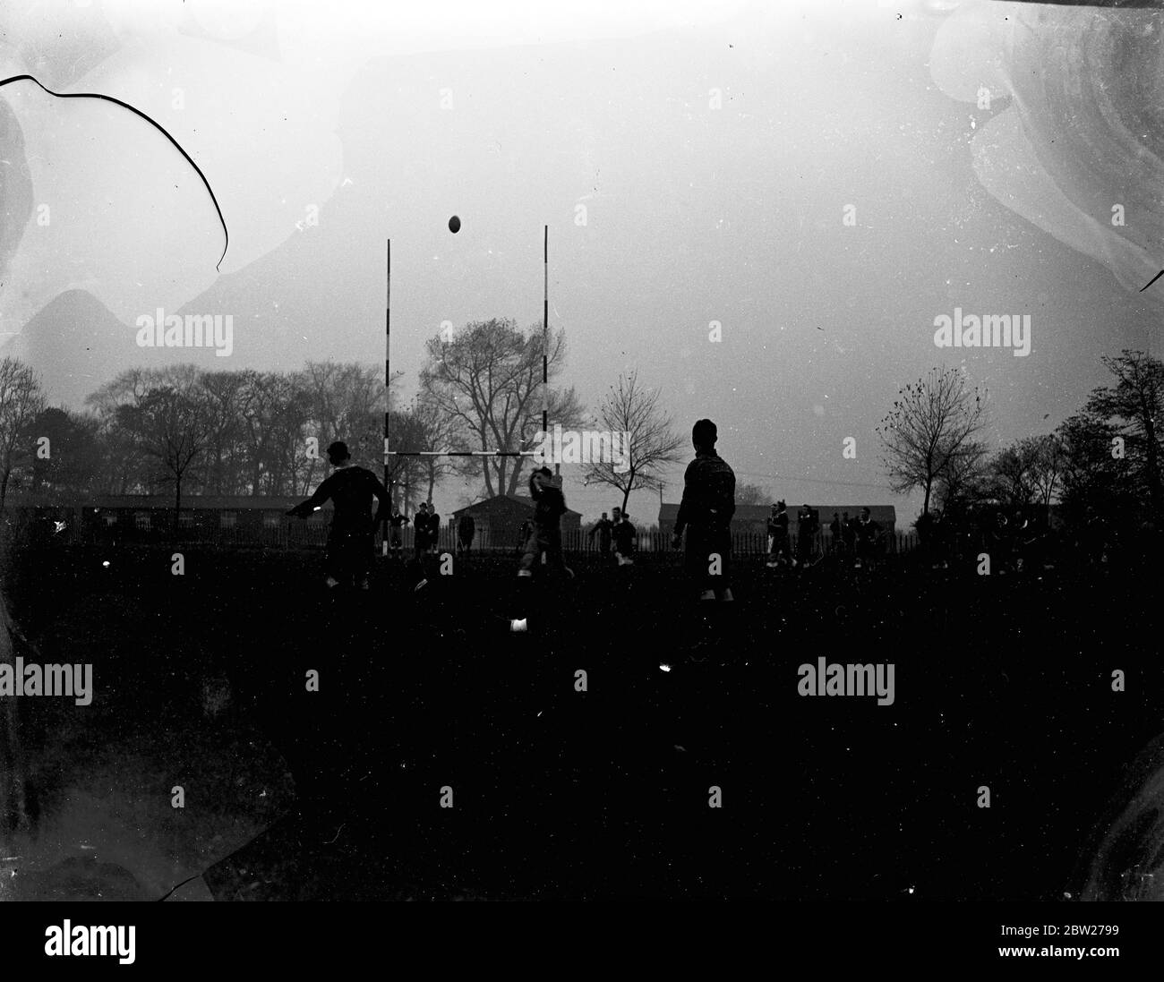 Ein Tor bei einem Rugby-Spiel. Dämmerung, Silhouetten. 1933 Stockfoto