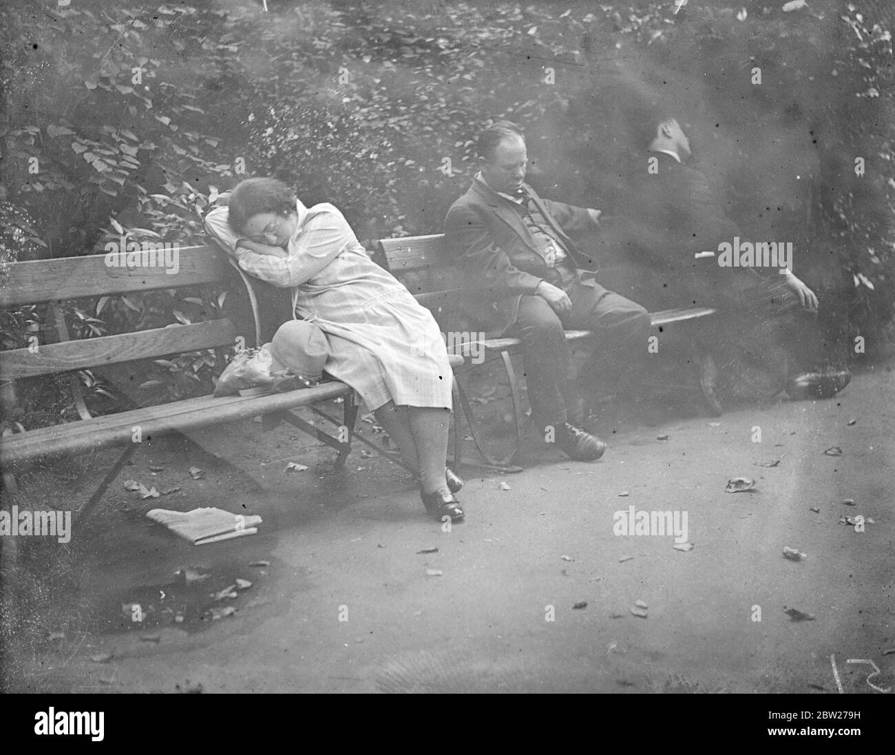 Im Victoria Park schlafen Menschen auf Bänken. Schlafen im Freien. 1933 Stockfoto