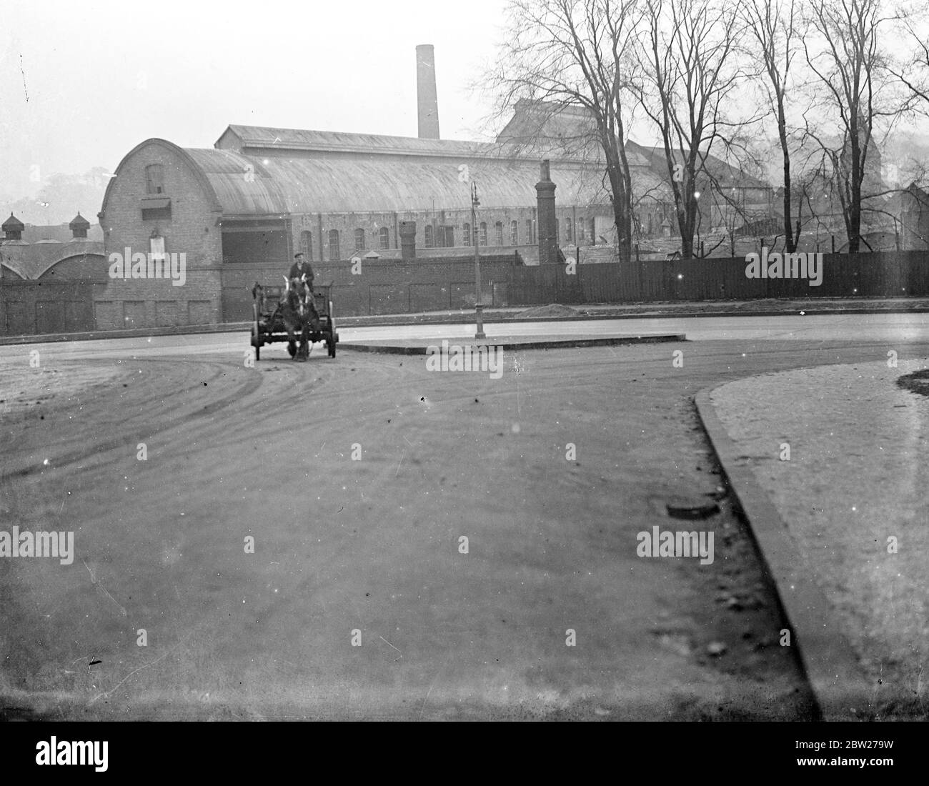 Ein Pferd und Wagen fahren vorbei an der Joynsons Papierfabrik in Saint Mary's Cray, Kent. 1933 Stockfoto