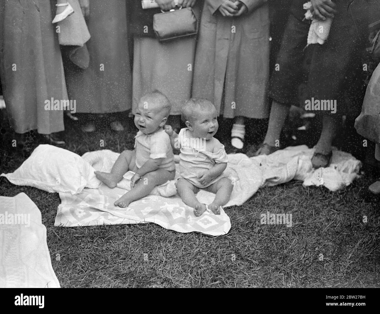 Babys in einem 'Topf der Mühe'. Triumph! In Tears unterwirft sich Sydney Dimond der kraftvollen Überzeugung seines stärkeren Gefährten Kenneth Cherry, der mit seinen Eroberungen zufrieden zu sein scheint, bei der Dartford Baby Show. 24 Juni 1937 Stockfoto