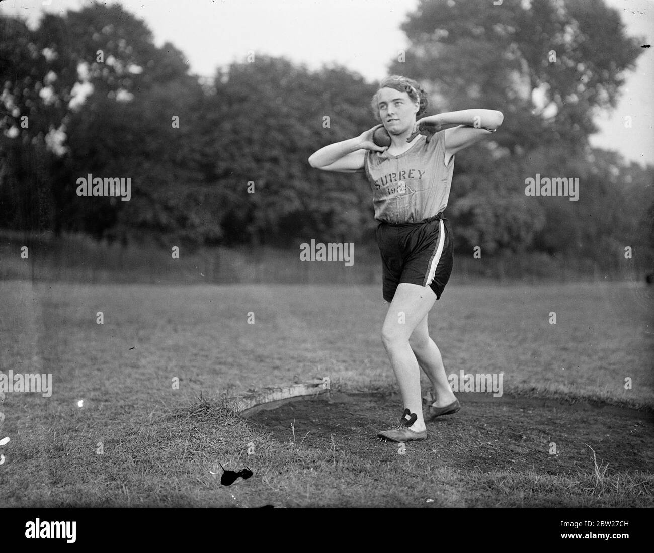 Surrey County Women's Amateur Athletic Association traf Middlesex County Women's Athletic Association in einem Intercountic Match im Battersea Park, London. Miss K. Tilley (Surrey), Gewinner des Drehs. Sie gewann auch den Diskus werfen. 20 Juli 1937 Stockfoto