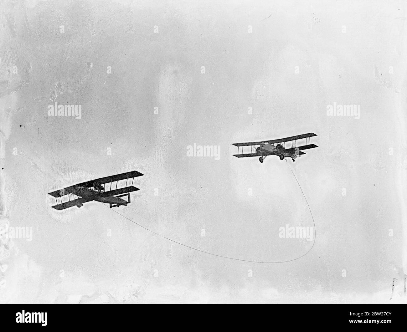 RAF Pageant probte in Hendon. Tanken in der Luft. Eine vollständige Probe der Royal Airforce Pagent, die am Samstag im Hendon Aerodrome stattfinden wird, fand in Hendon statt. Hunderte von Großbritanniens neuesten Flugzeugen nehmen an der Ausstellung Teil, auf der einige der neuesten Betriebsmethoden demonstriert werden. Fotoaufnahmen, die mit einem Vickers B/19/27 Flugzeug und einer Overbrand Maschine der Royal Aircraft Einrichtung bei der Hendon Probe demonstriert wurden. 24 Juni 1937 Stockfoto