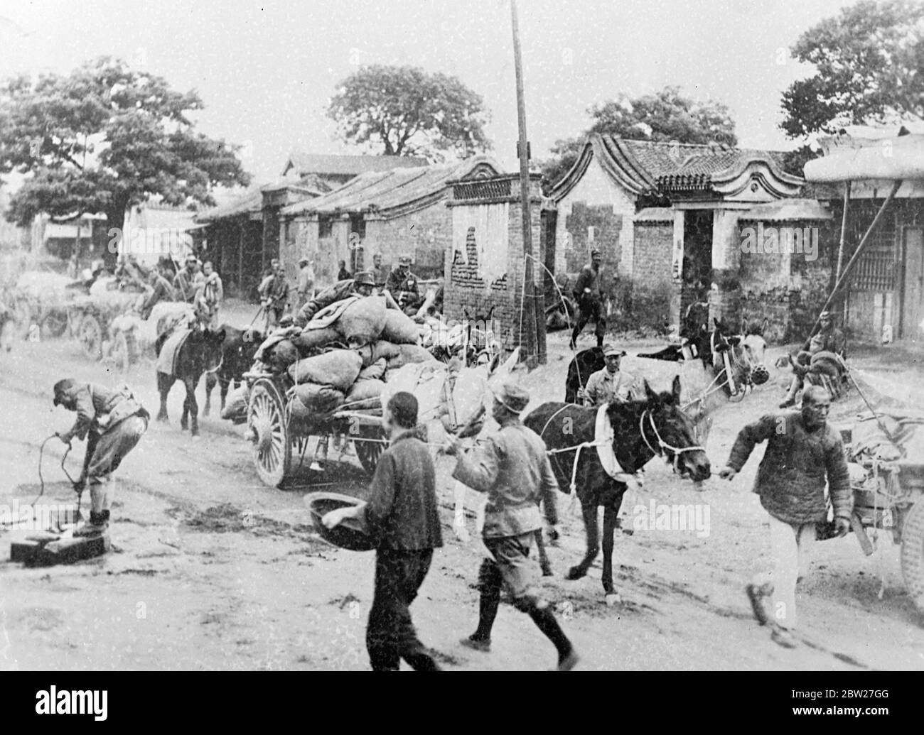 Hunderte von Flüchtlingen fliehen aus der Stadt, während sich derzeit heftige Kämpfe zwischen chinesischen und japanischen Truppen vor den Toren Pekins befinden. Die Japaner sollen sich nach verzweifelten Hand-zu-Hand-Kämpfen zurückgezogen haben, aber zehntausend weitere Truppen sind unterwegs gemeldet. 13 Juli 1937. Stockfoto